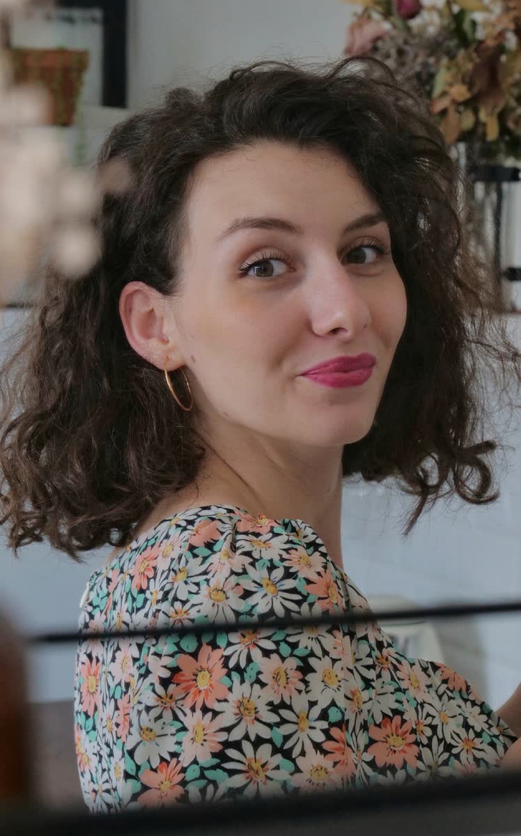 Alison à l'atelier, devant un bouquet de fleurs séchées